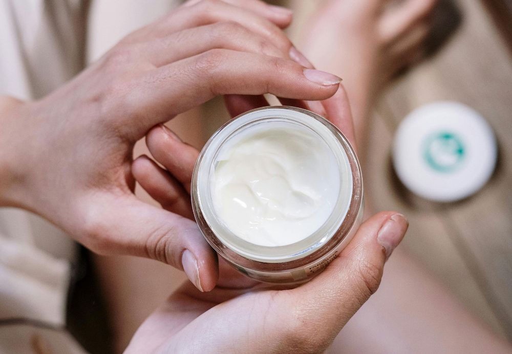 Una de las sugerencias que hacen las especialistas es utilizar cremas más espesas para humectar el rostro durante la tempora de invierno. 